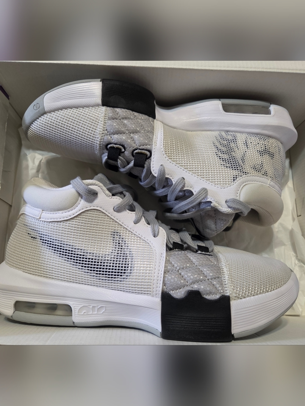 Nike Lebron Witness VIII Lion Crests Light Gray Sneakers 7 Men Or 8.5 Women. NEW